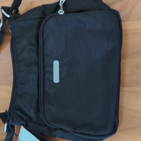 Baggallini small black cross body bag - Picture 2 of 6